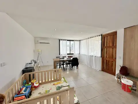 Casa en Venta de 2 plantas. 2 dormitorios y patio. Barrio Cardales Chico