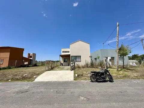 Casa en Venta de 2 plantas. 2 dormitorios y patio. Barrio Cardales Chico