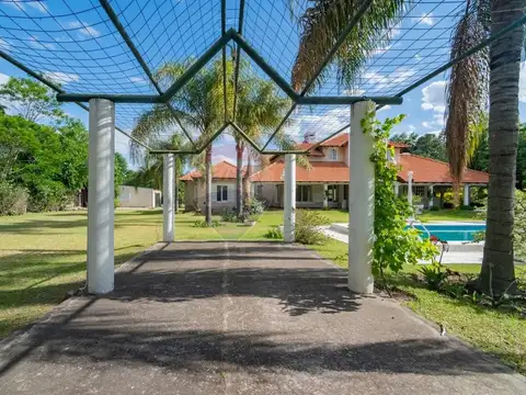 Casa 8 ambientes con 4 baños