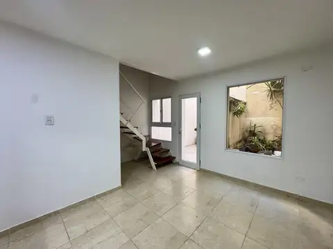 PH un dormitorio con patio en venta Lourdes