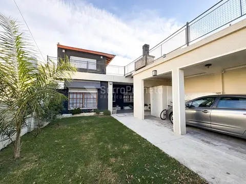 Venta casa 3 ambientes con quincho, terraza y cochera en Morón.