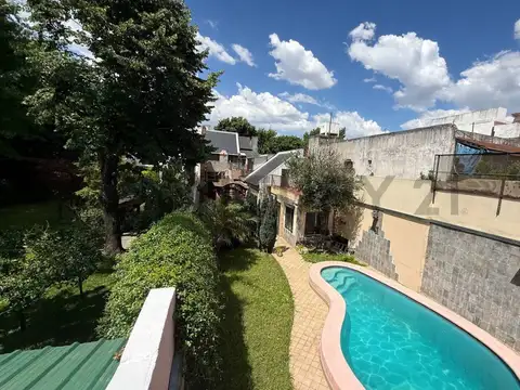 Impresionante! Casa de 5 ambientes con dependencia, fondo, pileta, quincho, parr