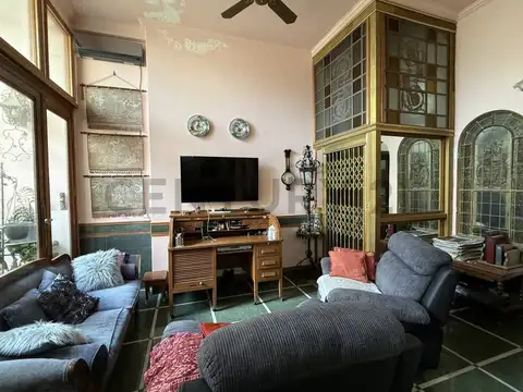 Impresionante! Casa de 5 ambientes con dependencia, fondo, pileta, quincho, parr