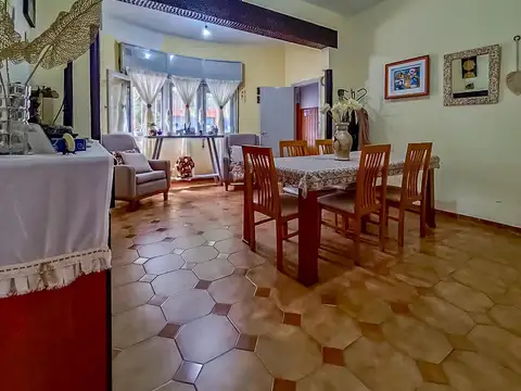 VENTA | PERMUTA - CASA 2 DORMITORIOS CON COCHERA - BARRIO BELGRANO