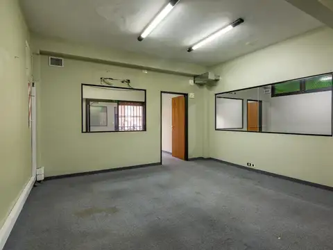 Oficina 9 ambientes con 4 baños
