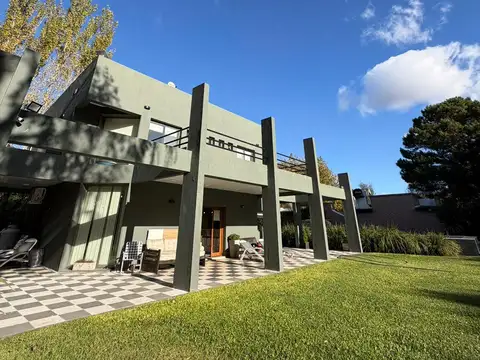 Hermosa y moderna casa quinta con pileta climatizada.