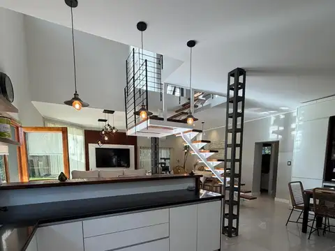 Hermosa y moderna casa quinta con pileta climatizada.