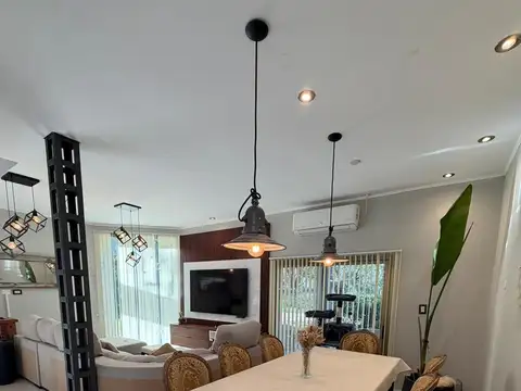 Hermosa y moderna casa quinta con pileta climatizada.