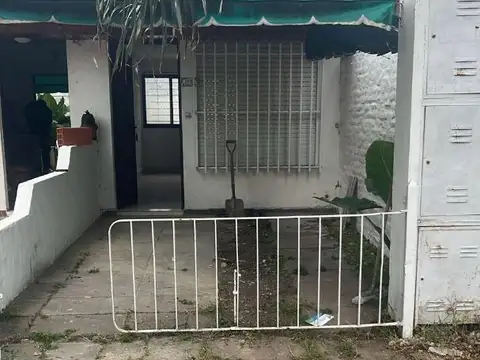 Duplex al frente con entrada de auto