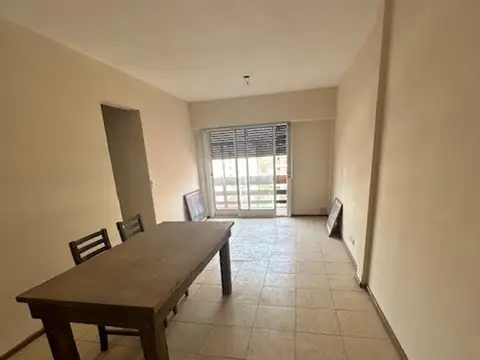 CÓMODO DEPARTAMENTO DE 4 AMBIENTES. COCHERA FIJA