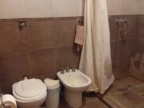 Casa 8 ambientes con 3 baños