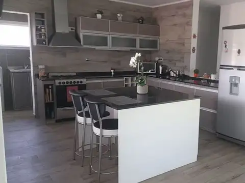 Casa en Venta con 4 cocheras