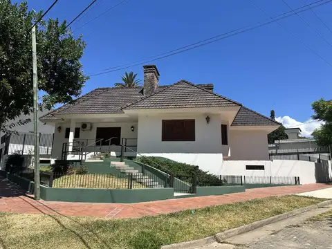 Importante propiedad en esquina Moreno y Brown