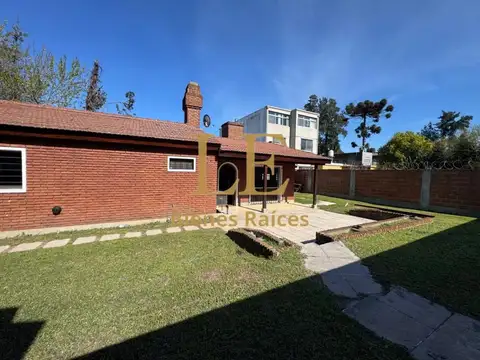 Casa 4 ambientes con 2 baños