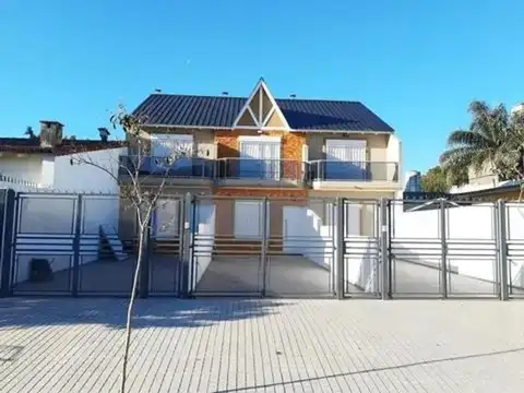 TRIPLEX 3 AMBIENTES CON PATIO Y DOBLE COCHERA EN VENTA