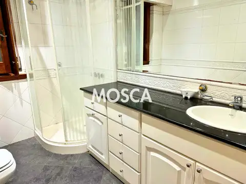 Casa en Alquiler con 4 cocheras