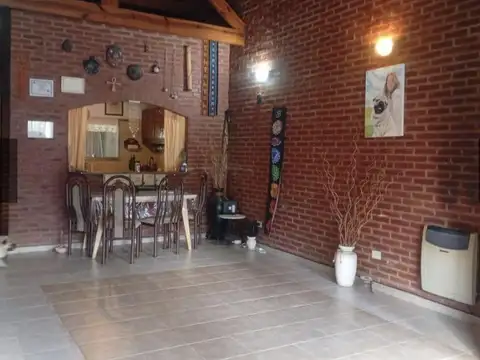 Casa 7 ambientes con 2 baños