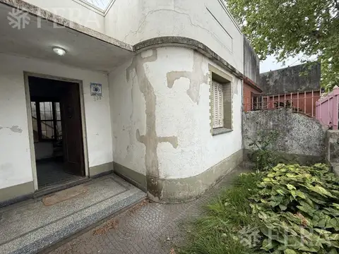 Venta Casa 4 ambientes con patio en Bernal Este