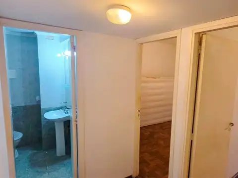 AMPLIO DEPARTAMENTO 2 DORMITORIOS CON BALCÓN SOBRE AV. PELLEGRINI