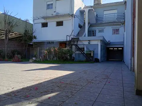 VENTA DE CASA, LOCAL Y TRES DEPARTAMENTOS DE DOS AMBIENTES EN HURLINGHAM