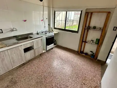 CASA  4 AMBIENTES Y LOCAL-VILLA LUZURIAGA-PERMUTA