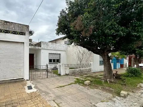 CASA  4 AMBIENTES Y LOCAL-VILLA LUZURIAGA-PERMUTA