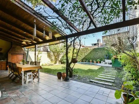 Casa 6 ambientes con 2 baños