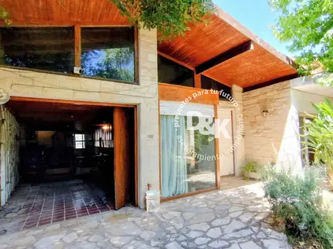 Casa en venta de 2 dormitorios, dependencia y escritorio en Olivos