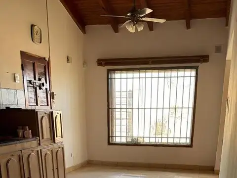 Casa en Alquiler con 2 cocheras