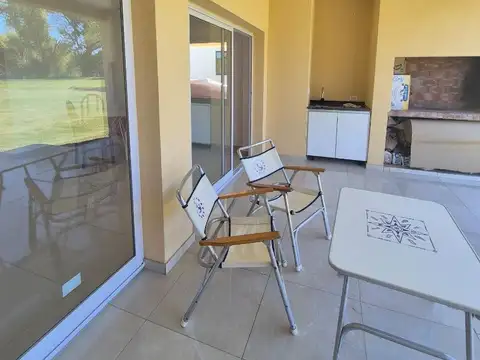 Casa en Alquiler con 1 cochera