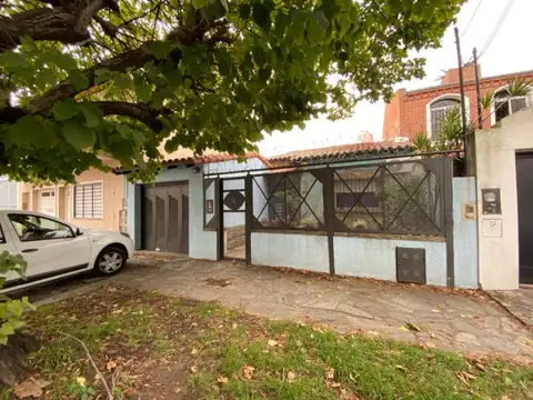 Casa en venta c/ cochera en Banfield