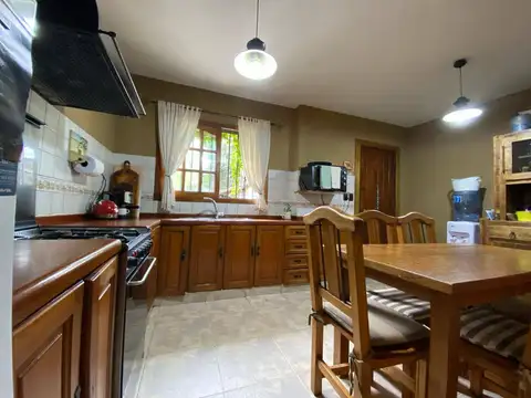 Casa 4 ambientes con 2 baños