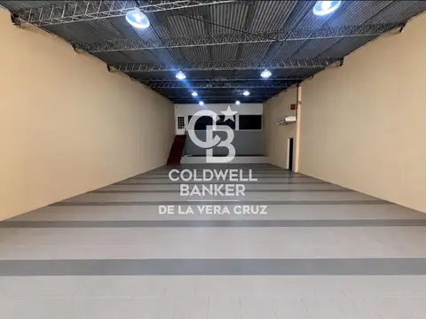 Salón comercial ALQUILER con gran frente vidriado sobre Av. Luján