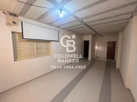 Salón comercial ALQUILER con gran frente vidriado sobre Av. Luján