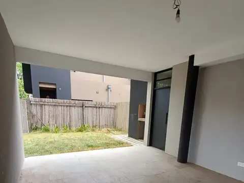 Triplex en venta 3 ambientes con cochera en Tigre Residencial