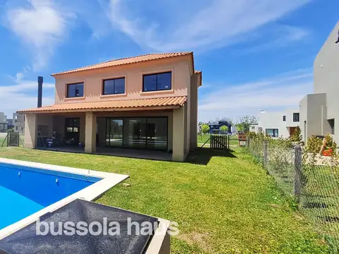 Casa en venta de 6 ambientes con pileta en Acacias Puertos Escobar