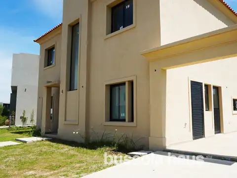 Casa 6 ambientes con 3 baños