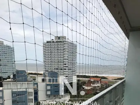 Vende apartamento de 2 dormitorios en Punta del Este, con hermosa vista.