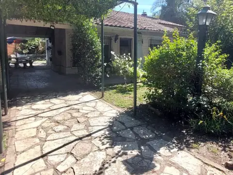 CASA BURZACO BARRIO CORIMAYO AMPLIO TERRENO