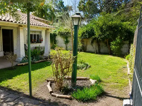 CASA BURZACO BARRIO CORIMAYO AMPLIO TERRENO