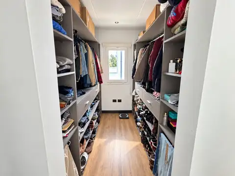 CASA EN VENTA EN ÁLVAREZ DEL BOSQUE – 5 AMBIENTES
