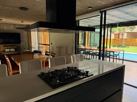Casa en Venta con 2 cocheras
