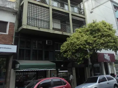 Venta departamento monoambiente con patio en Flores.