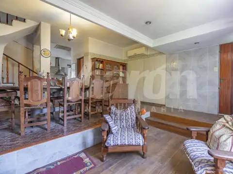 Casa en Venta con 2 cocheras