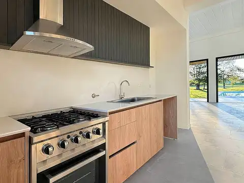 Casa en Venta de 332m² Totales en Everlinks golf & Country de Lujan con Vista al Golf