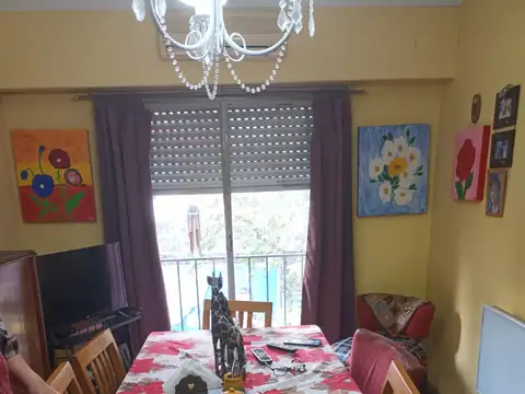 Departamento al frente, excelente zona, buen estado