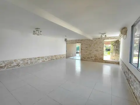 Casa 4 ambientes con 2 baños