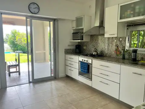 Casa en Alquiler con 1 cochera
