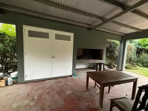 Muy buena casa de 4 ambientes en bro. Priv, Los 3 Coniles