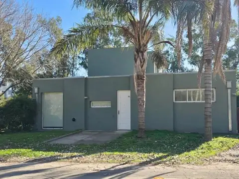Muy buena casa de 4 ambientes en bro. Priv, Los 3 Coniles